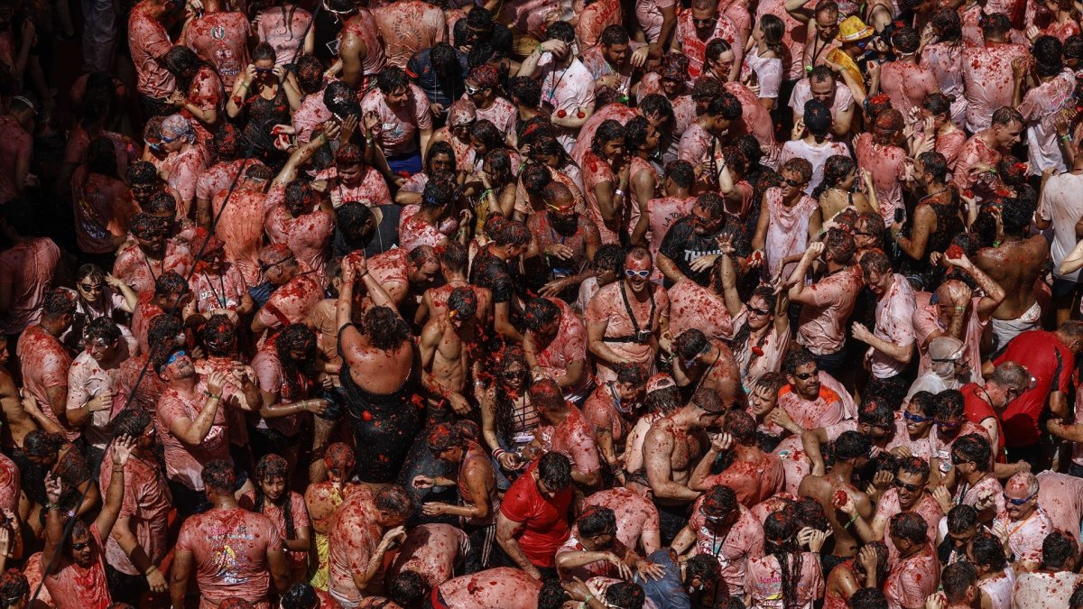 Varios participantes de la fiesta de la Tomatina de Buñol festejan durante el evento, a 26 de agosto de 2026, en Buñol, Valencia, Comunidad Valenciana (España)