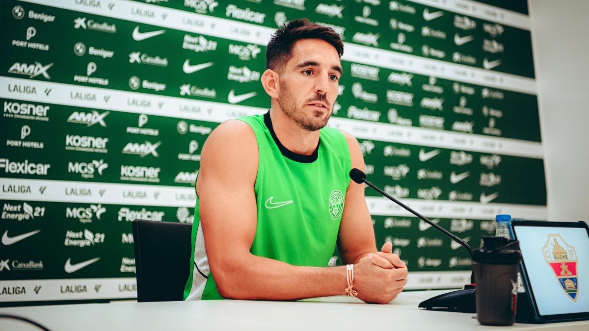 El capitán del Elche, Pedro Bigas, en la rueda de prensa previa al partido contra el Racing de Santander