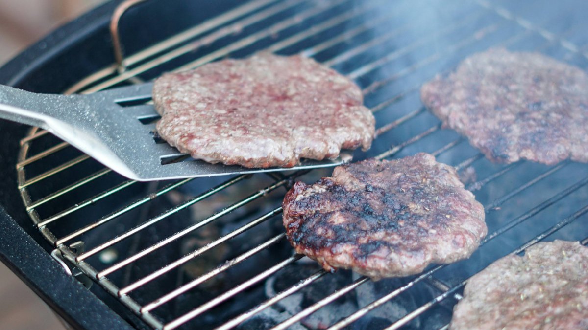 Hamburguesas de carne de vacuno durante su preparación a la parrilla, un formato similar al de la nueva Smash Burger de Mercadona analizada por Healthy Miguel.