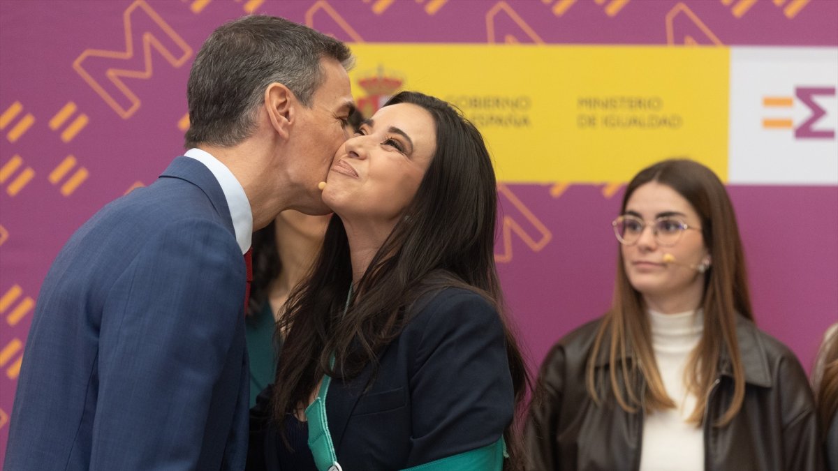 Pedro Sánchez besa a Sarah Santaolalla, en un acto del 8-M.