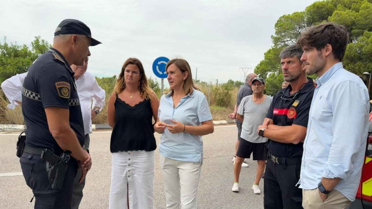 La alcaldesa de Valencia, María José Catalá, junto a los cuerpos y fuerzas de seguridad del Estado en el incendio de El Saler