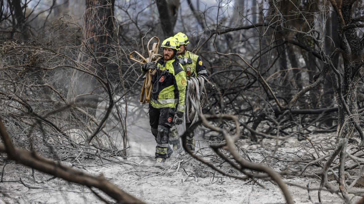 Varios bomberos realizan labores de extinción de incendios, a 28 de agosto de 2026, en El Saler, Comunidad Valenciana