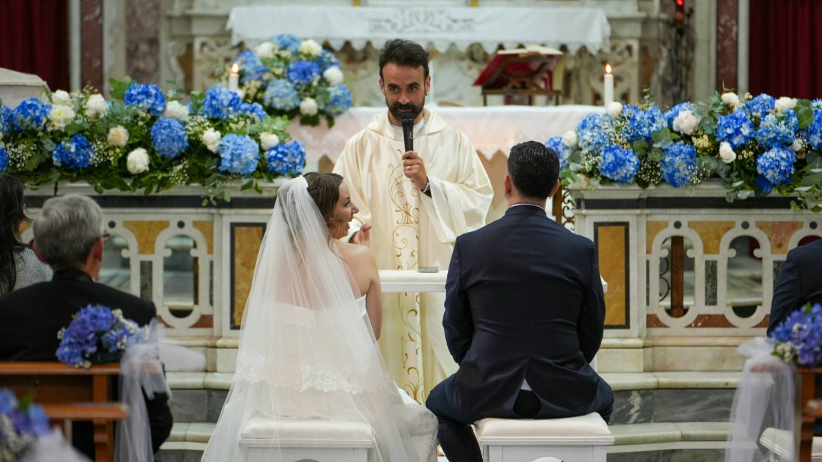 Fernando Cuevas lleva 15 años poniendo en contacto a solteros católicos que buscan matrimonio mediante WhatsApp y un cuestionario previo.