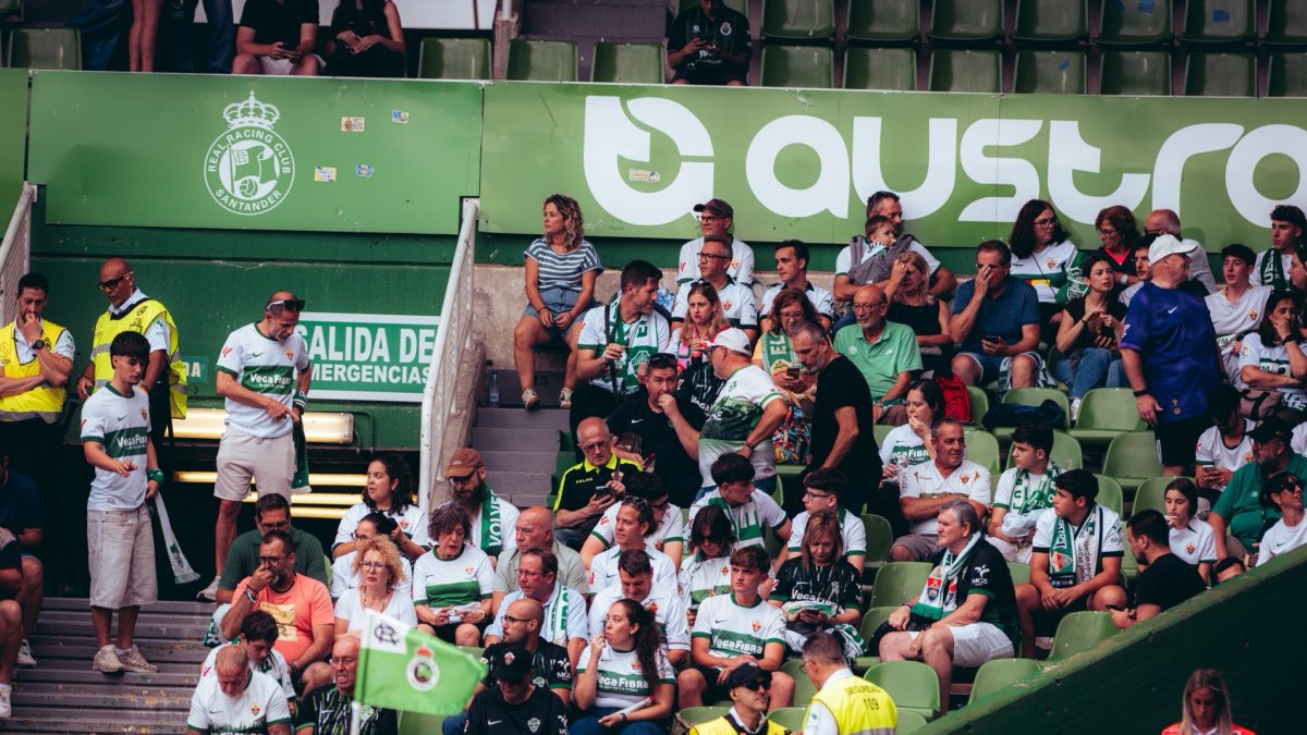 Imagen de la afición franjiverde desplazada a Santander para apoyar al Elche C.F.