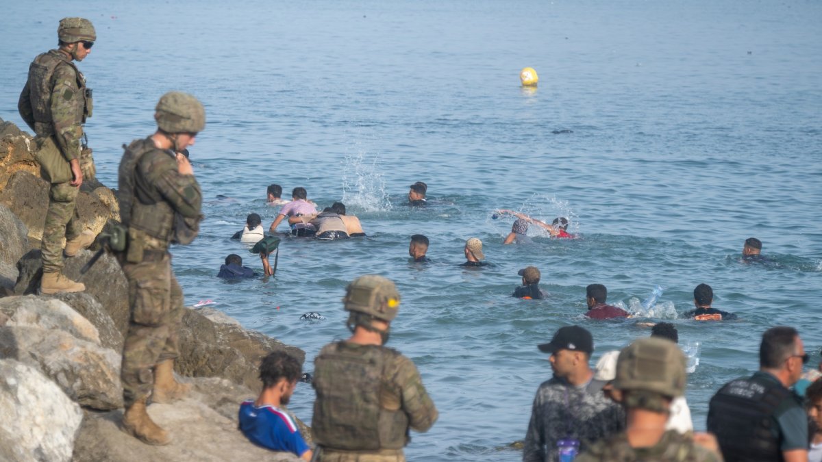 Militares observan a los inmigrantes que entran a nado en Ceuta