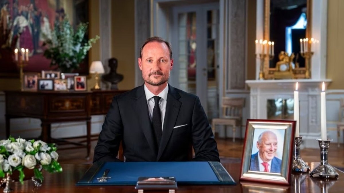 Haakon VIII jurando la Constitución de Noruega