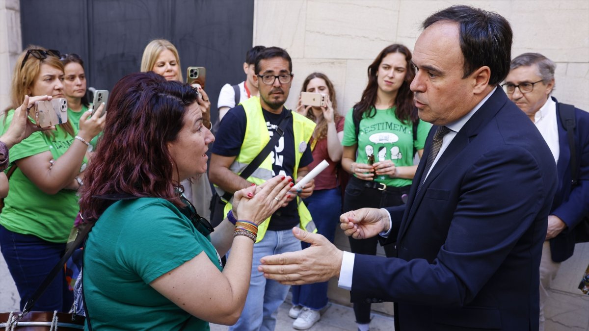 El president de la generalitat Valenciana, Juanfran Pérez Llorca (d), habla con representantes de docentes