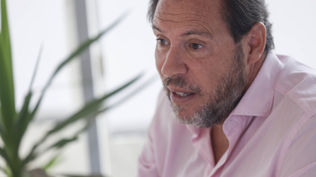 El ministro de Transportes, Óscar Puente, durante una entrevista este pasado mes de agosto.