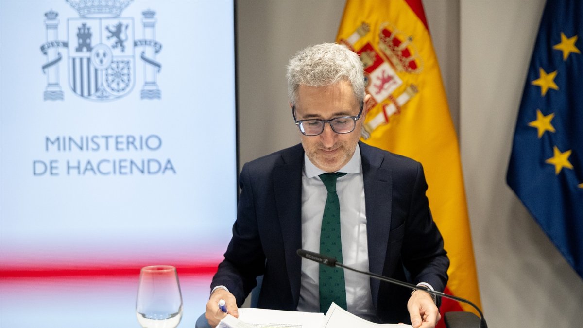 (Foto de ARCHIVO)
El ministro de Hacienda, Arcadi España, ofrece una rueda de prensa tras una reunión del Consejo de Política Fiscal y Financiera (CPFF) en el Ministerio de Hacienda, a 6 de julio de 2026, en Madrid