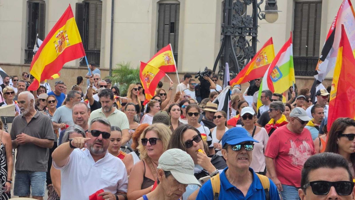 Decenas de personas con banderas de España, la Unión Europea y Ceuta durante una manifestación en protesta por los problemas de inseguridad que está provocando la crisis migratoria