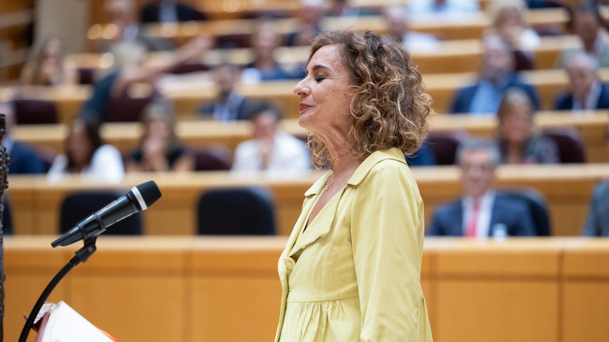 La senadora del PSOE María Jesús Montero jura su cargo como senadora.