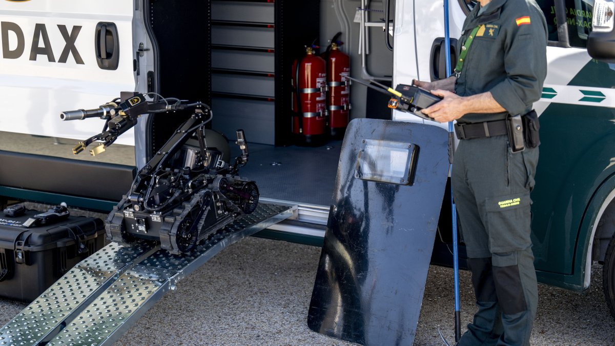 El robot de la Guardia Civil para detectar explosivos TEDAX durante la visita al dispositivo de seguridad para la llegada del Papa
