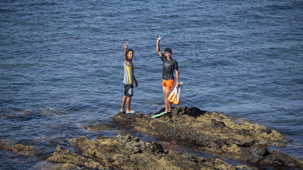 Dos inmigrantes llegando por mar a Ceuta durante la invasión