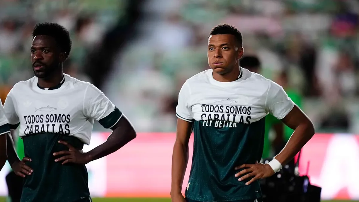Vini y Mbappé, con la camiseta de apoyo a Ceuta remangada