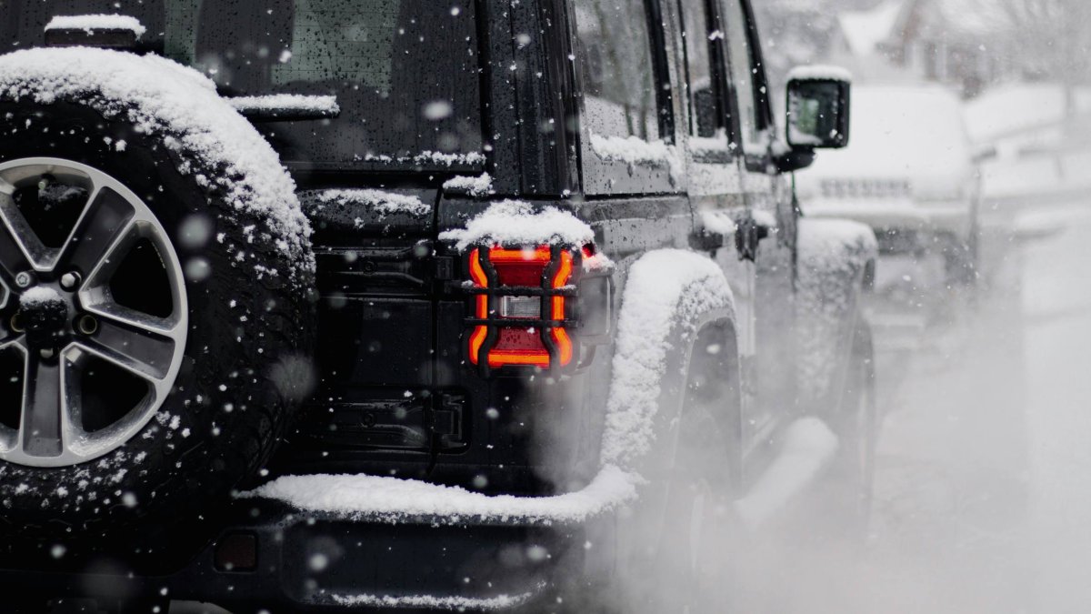 Desde el 1 de octubre, la DGT introduce nuevas reglas sobre adelantamientos y uso de carriles cuando la nieve dificulte la circulación en autopistas y autovías.