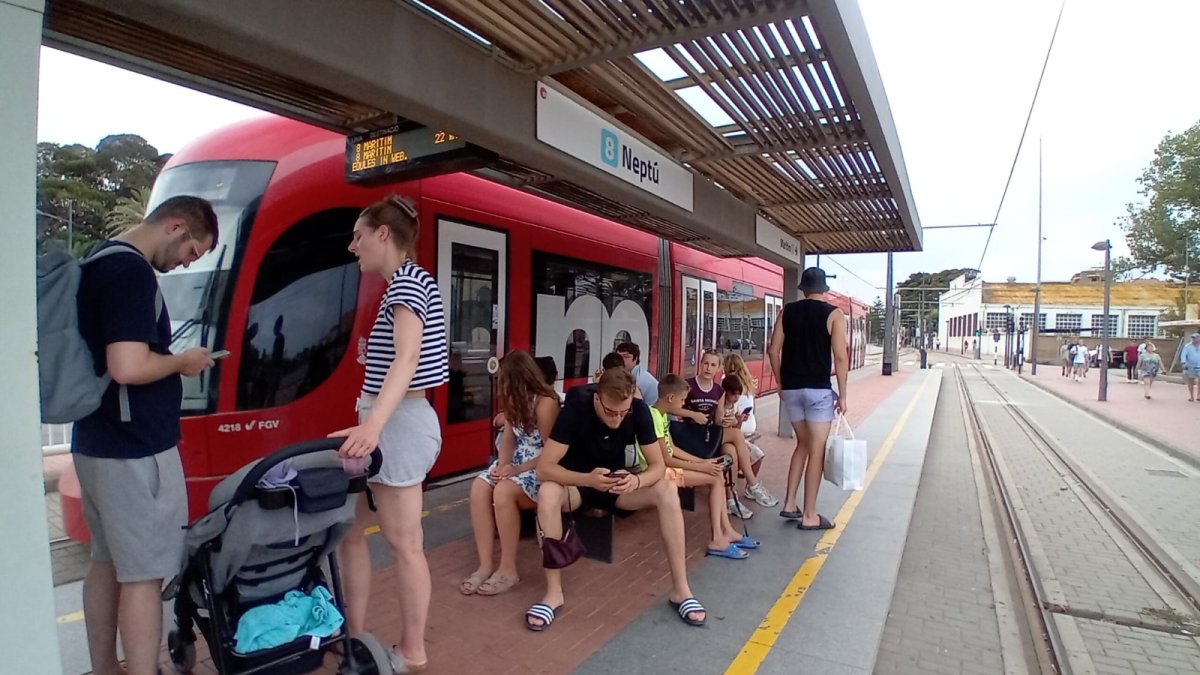 Usuarios esperan la llegada de un tranvía de Metrovalencia en una de las paradas de la red.