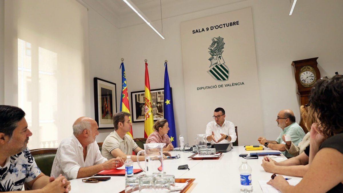 Reunión del presidente de la diputación con trabajadores del Principal y miembros del sector teatral y cultural tras el cierre de este espacio.