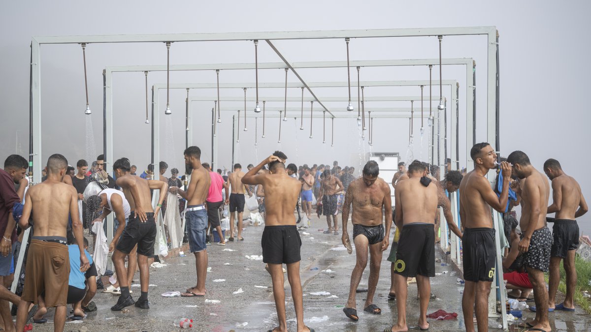 Duchas colectivas en la playa del Trampolín en Ceuta