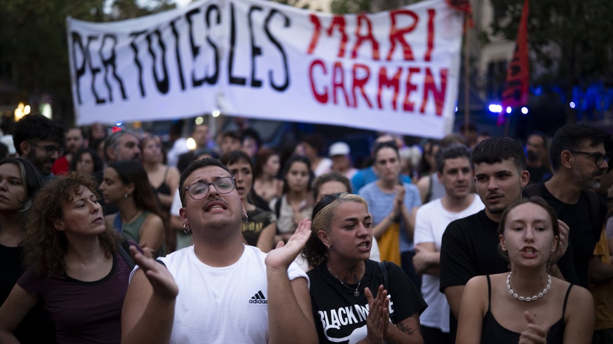 Decenas de personas durante una concentración en apoyo a Maricarmen tras su desahucio en Madrid, ante la Delegación del Gobierno, a 23 de septiembre de 2026
