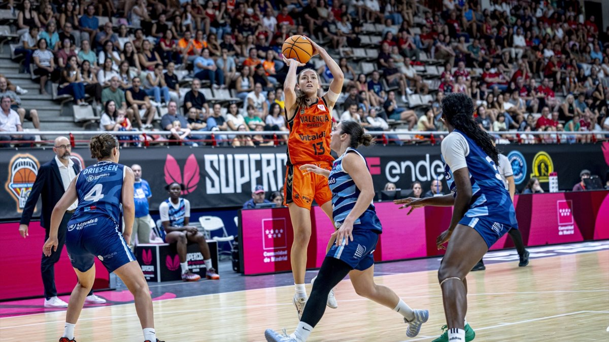 Helena Pueyo, en un partido con el Valencia Basket