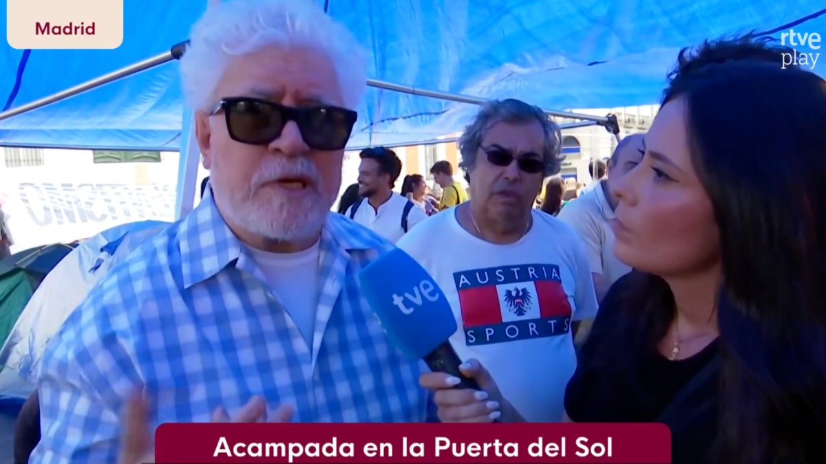 Pedro Almodóvar en la acampada de la Puerta del Sol por Maricarmen
