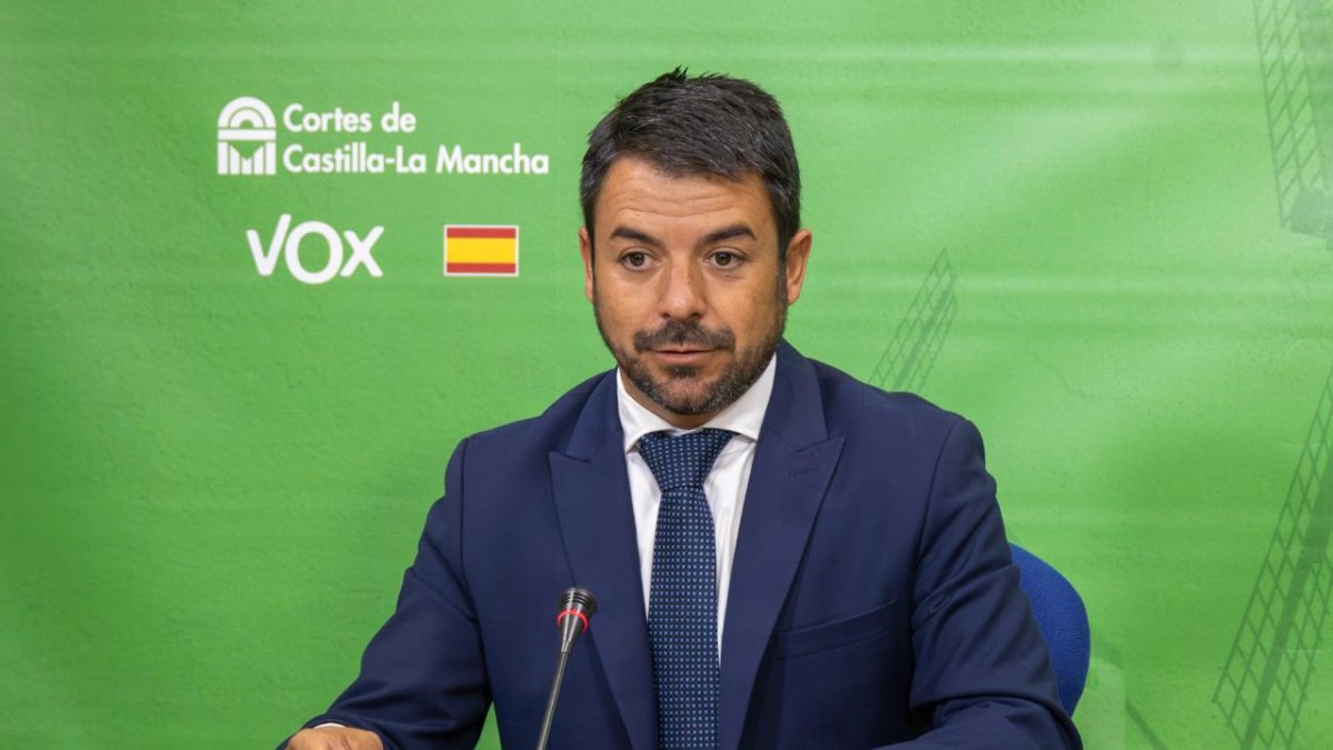 El portavoz del grupo parlamentario de VOX en las Cortes de Castilla-La Mancha es Iván Sánchez
