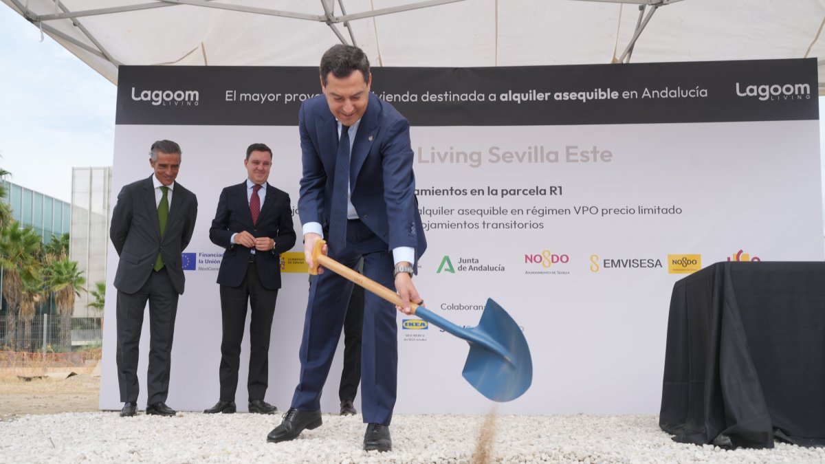 El presidente de la Junta de Andalucía, Juanma Moreno, pone la primera piedra de una promoción de viviendas de alquiler asequible en Sevilla.