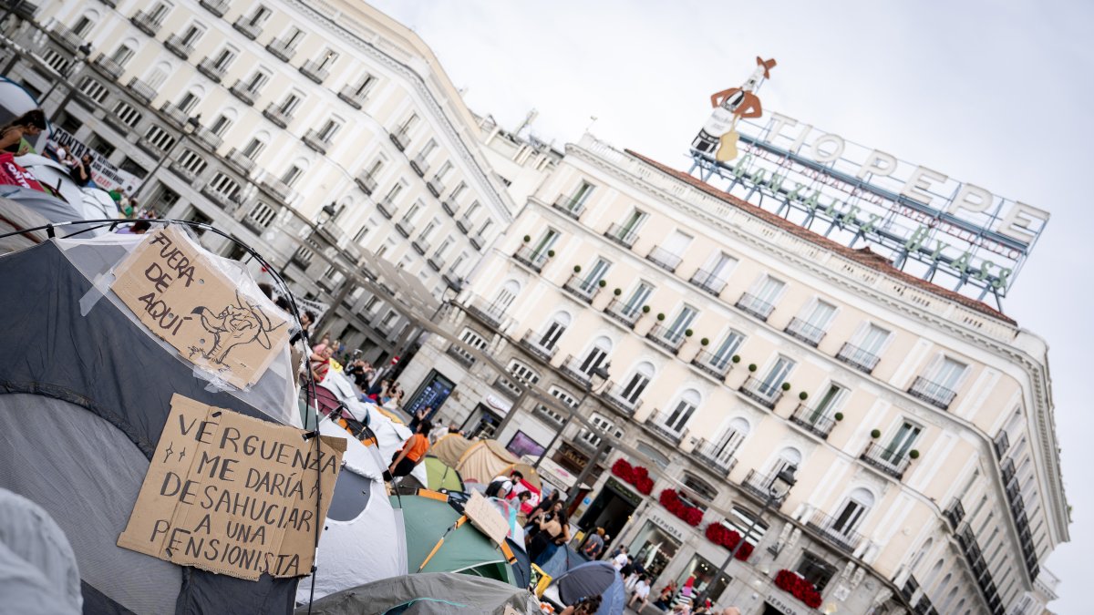 Numerosas personas se concentran en tiendas de campaña para exigir la aprobación de un decreto sobre vivienda, en la Puerta del Sol
