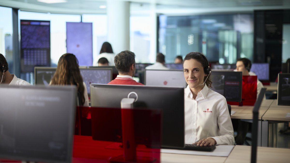 Se ofrecen, entre otros, puestos de trabajo como agente telefónico.