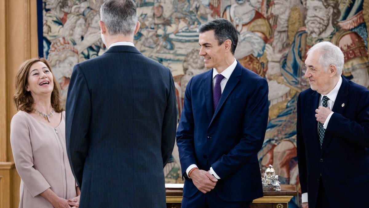El Rey Felipe, Pedro Sánchez, Cándido Conde-Pumpido y Francina Armengol, en una foto de mayo.