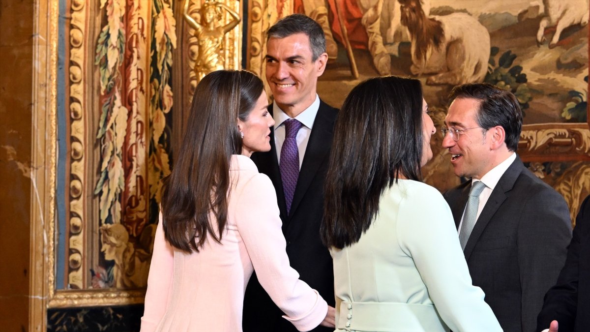 La Reina Letizia con Pedro Sánchez y José Manuel Albares, en una audencia.