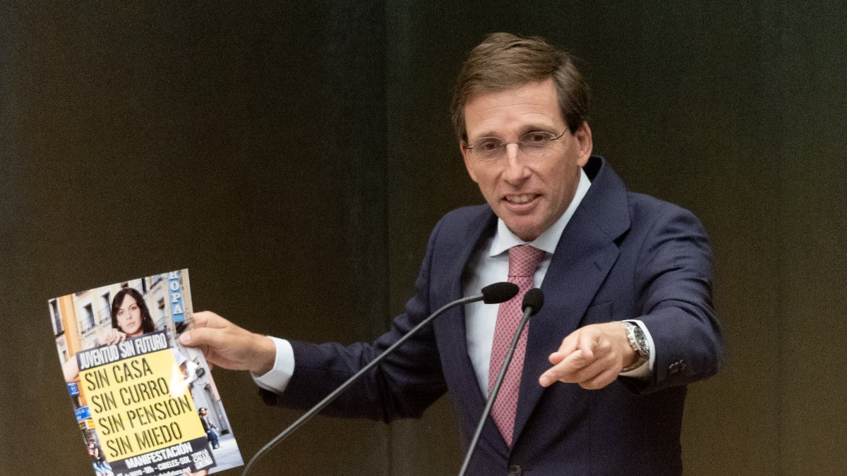 El alcalde de Madrid, José Luis Martínez-Almeida, en el pleno de hoy