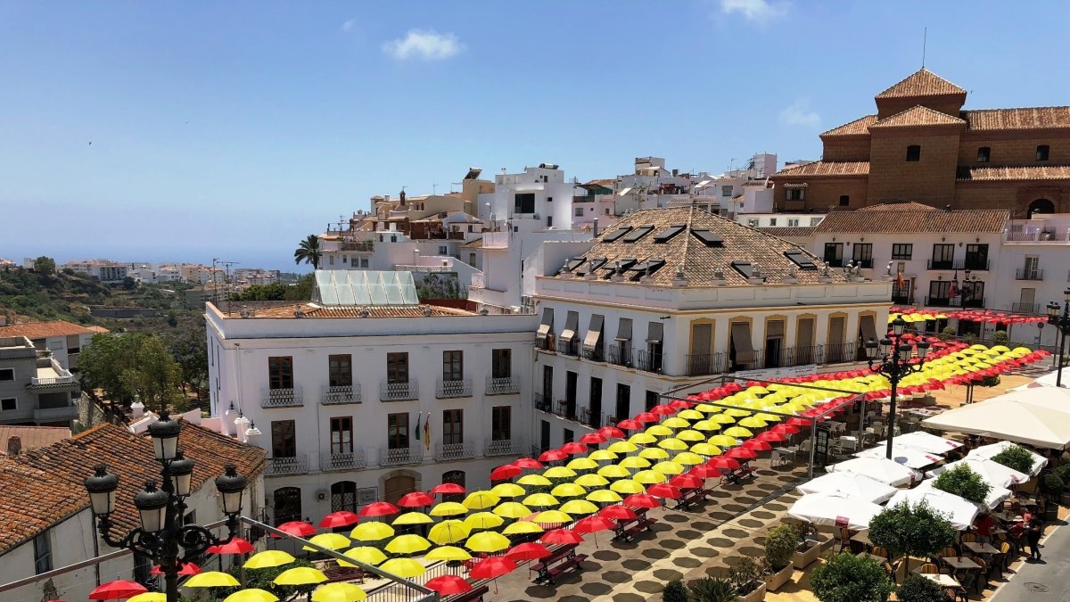 Parte de la bandera de España de 100 kilómetros desplegada en un pueblo de Málaga.