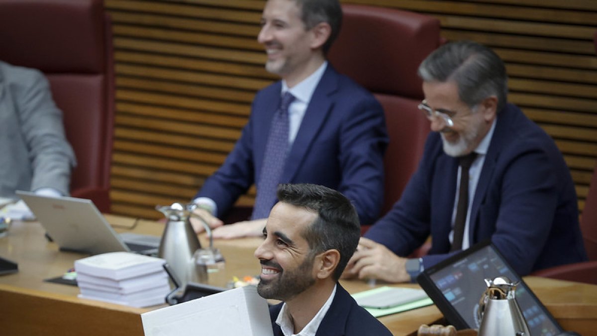 El portavoz socialista, José Muñoz, con un caja de cartón vacía, durante el debate del estado de la Comunidad