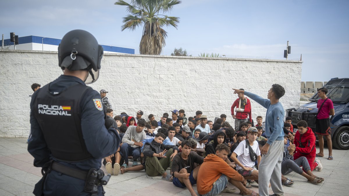 La Policía desaloja a los migrantes de playa Benítez