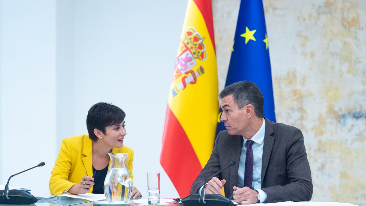 La ministra de Vivienda y Agenda Urbana de España, Isabel Rodríguez, y el presidente del Gobierno, Pedro Sánchez