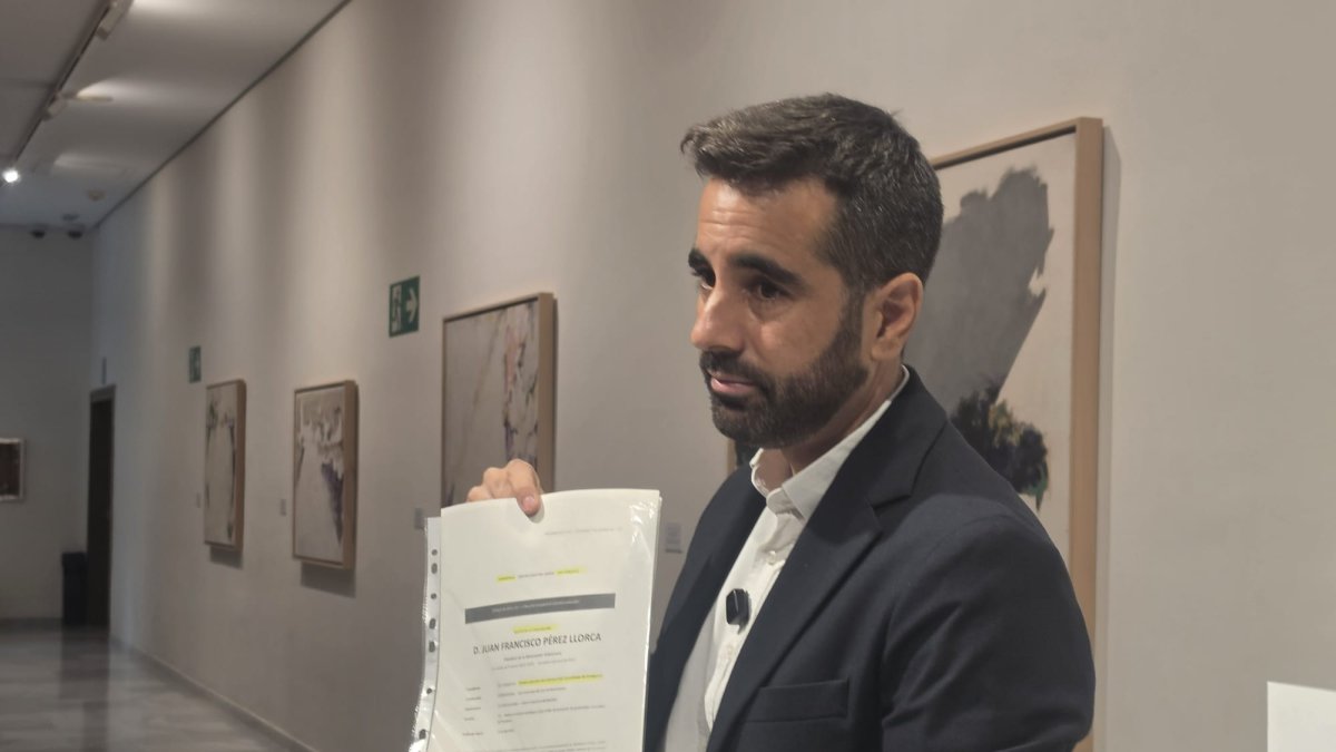 El portavoz del PSPV, José Muñoz, con un dossier