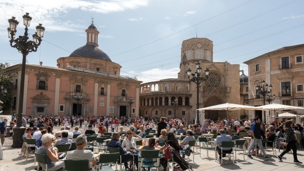 (Foto de ARCHIVO) Turistas plaza de la Virgen