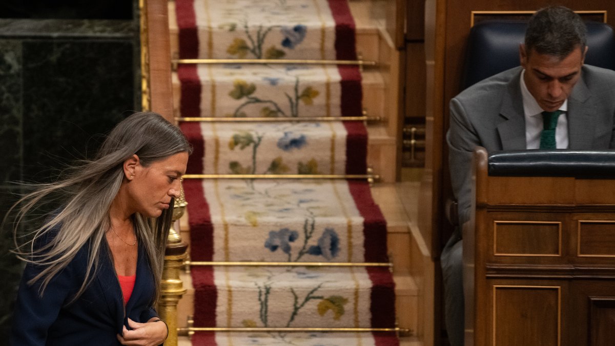 La portavoz de Junts en el Congreso, Miriam Nogueras, pasa por delante del presidente del Gobierno, Pedro Sánchez, tras intervenir en el Congreso.