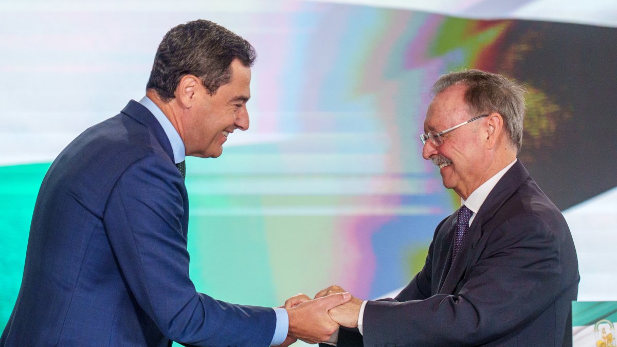 El presidente de la Junta de Andalucía, Juanma Morenos, y el presidente de la Ciudad Autónoma de Ceuta, Juan Jesús Vivas, durante el encuentro en Sevilla.