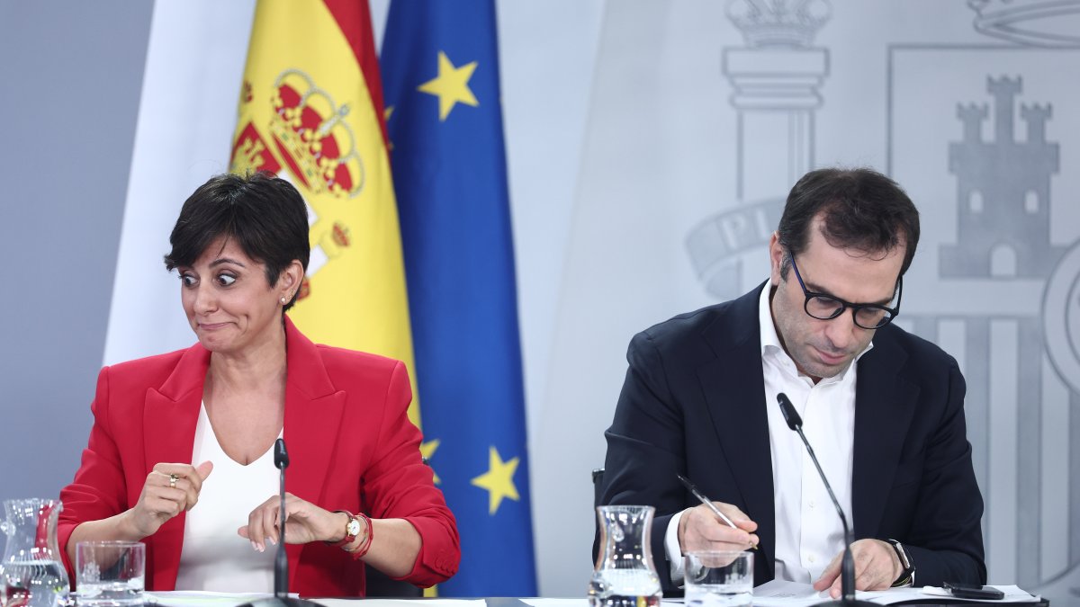 (Foto de ARCHIVO) La ministra de Vivienda y Agenda Urbana, Isabel Rodríguez, y el vicepresidente primero y ministro de Economía, Comercio y Empresa, Carlos Cuerpo.