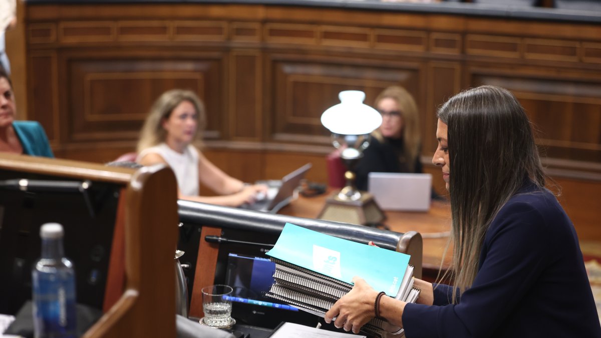 La portavoz de Junts en el Congreso, Miriam Nogueras, se acerca a Pedro Sánchez tras su intervención en el Congreso