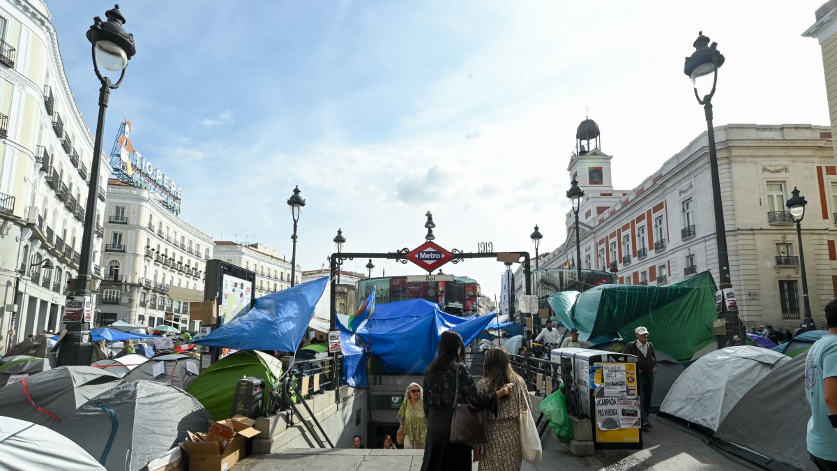 Varias personas durante la acampada por la vivienda, en la Puerta del Sol.