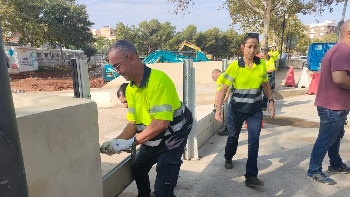 La localidad valenciana de Aldaia coloca las barreras antiinundaciones en el barranco tras la alerta roja por lluvias decretara este 1 de octubre de 2026