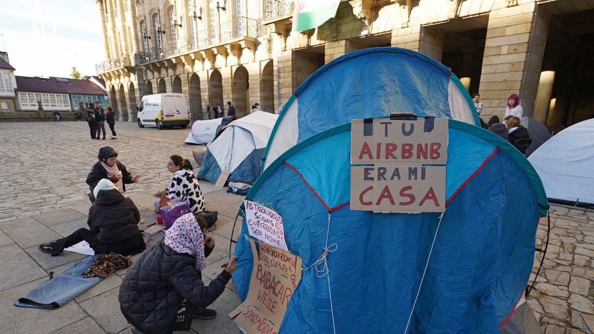 Acampada en la plaza del Obradoiro, en Santiago, dentro de las protestas por los desahucios y el precio de la vivienda