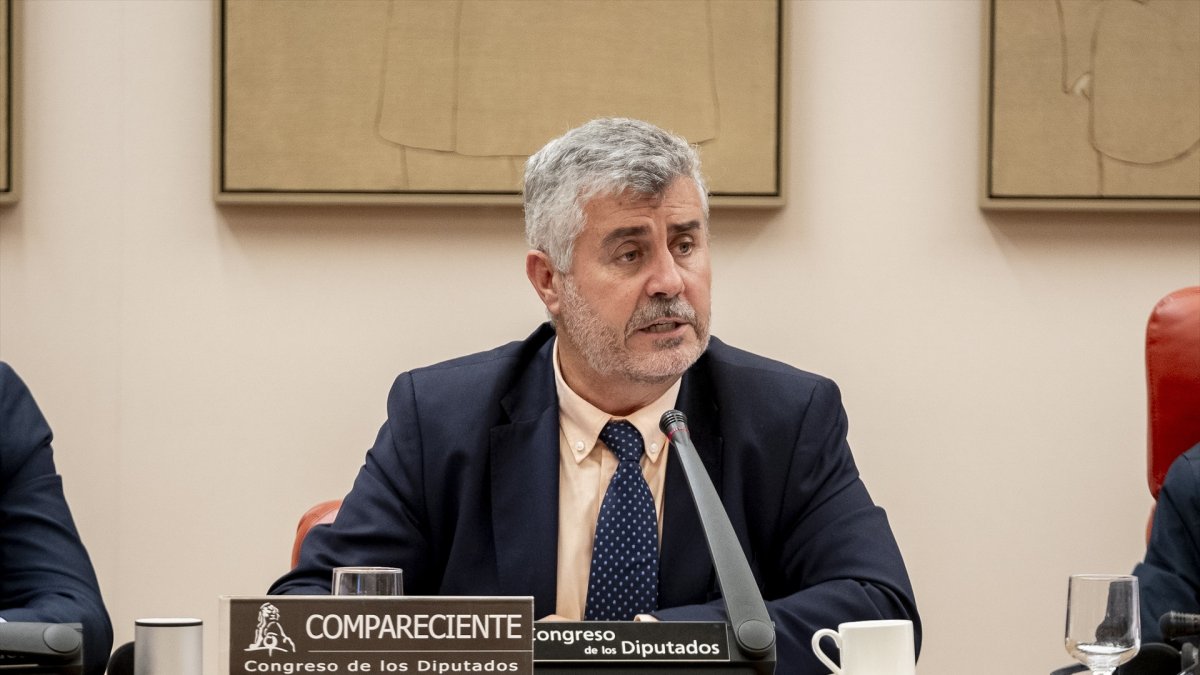 El presidente de EFE, Miguel Ángel Oliver, en la Comisión Constitucional del Congreso.
