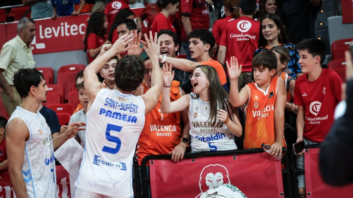Sant-Supéry saluda a aficionados en el Príncipe Felipe de Zaragoza.
