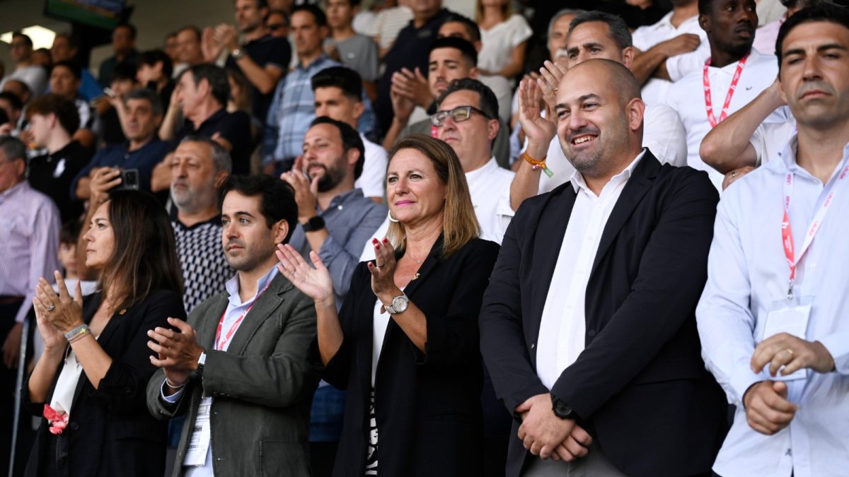 La alcaldesa de Castellón, Begoña Carrasco, en el palco durante el partido entre el C.D Castellón y la U.D Ceuta