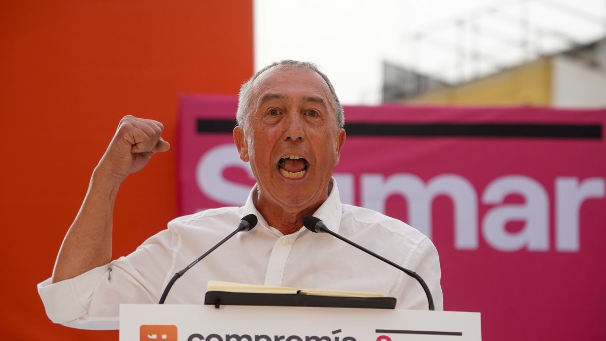 (Foto de ARCHIVO) El diputado de Compromís en las Cortes valencianas, Joan Baldoví, durante un acto público de cierre de campaña de Sumar, en la Plaza de la Virgen.