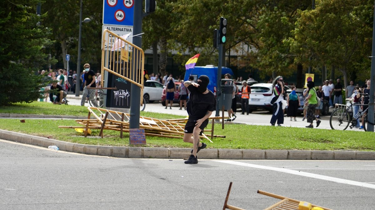 (Foto de ARCHIVO)
Manifestantes y policías durante los altercados al término de la manifestación por el derecho a la vivienda, en el Palau de Les Arts, a 3 de octubre de 2026.